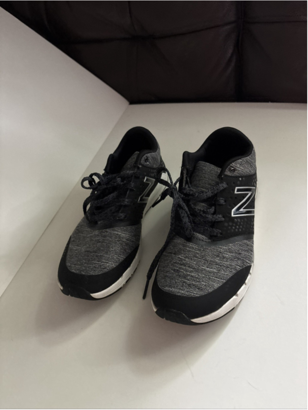 New Balance Black Gray Womens Shoes US Women 6- maybe worn twice!!! Looks great - Picture 4 of 8